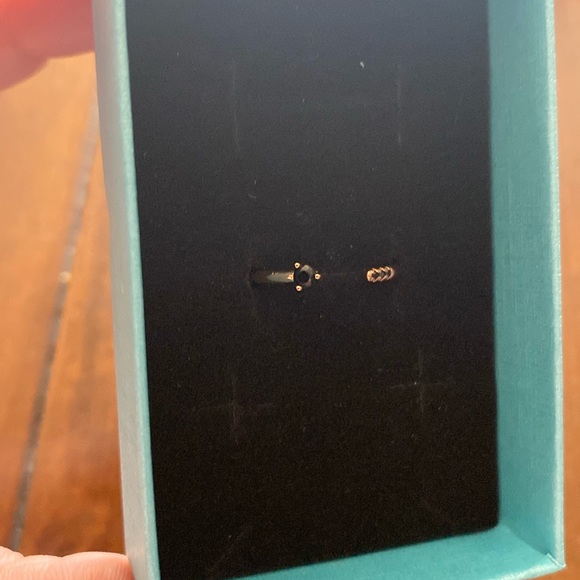 Rose gold ring with black stones - Picture 1 of 4